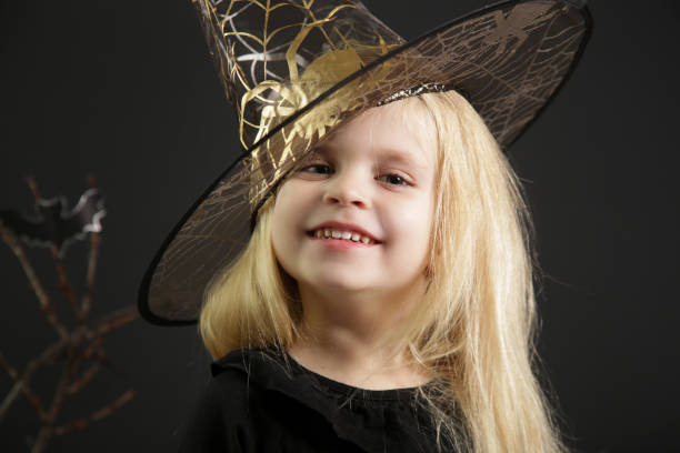 portrait en studio d’halloween d’une jolie fille de 4 ans. - child caucasian little girls 3 4 years photos et images de collection