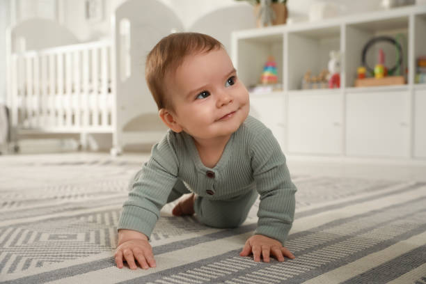 bébé mignon rampant sur le sol à la maison - carpet caucasian domestic room home interior photos et images de collection