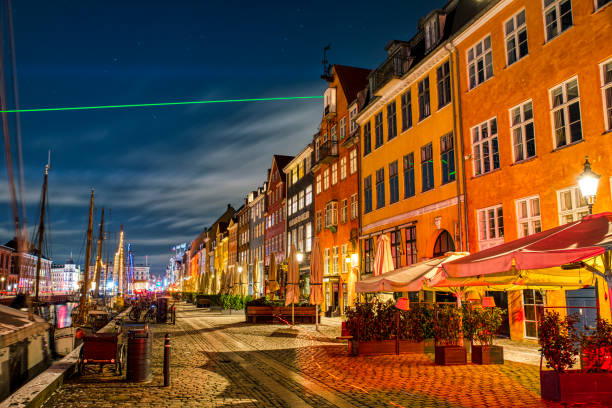 nyhavn di notte durante la pandemia di covid 19. pub e bar sono chiusi, il vecchio porto è deserto trasmettendo un'atmosfera surreale. copenhagen, danimarca - copenhagen illness night travel foto e immagini stock