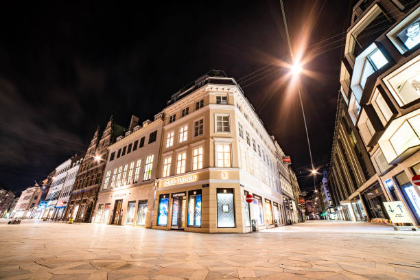 strøget nachts während der covid-19-pandemie mit geschäften und bars geschlossen. stroget, die menschenleere einkaufsstraße der stadt, vermittelt eine surreale atmosphäre. indre by, kopenhagen, dänemark - copenhagen illness night travel stock-fotos und bilder