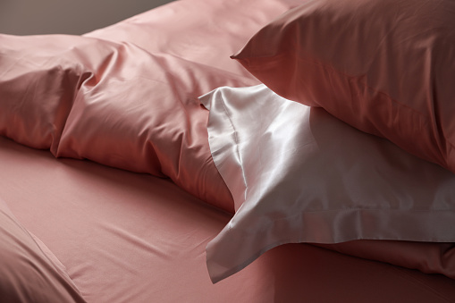 Vista de cerca de la cama con hermosas sábanas de seda photo