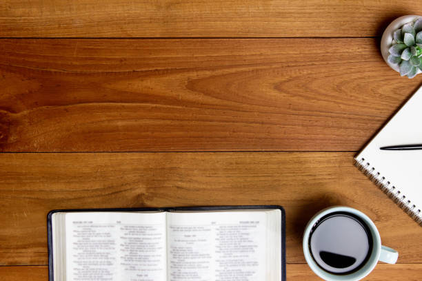 sainte bible avec café noir et carnet blanc et cactus sur la table en bois. - old fashioned horizontal black coffee cup photos et images de collection