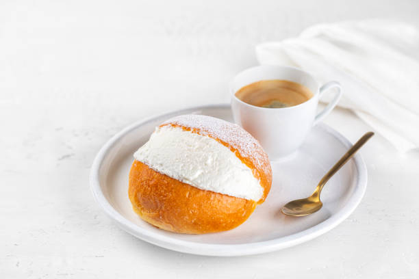 o café maritozzo e expresso. doce clássico de massa italiana, embalado cheio de chantilly. o pão à base de massa é tipicamente comido em roma no café da manhã. - italian culture pastry food rome - fotografias e filmes do acervo