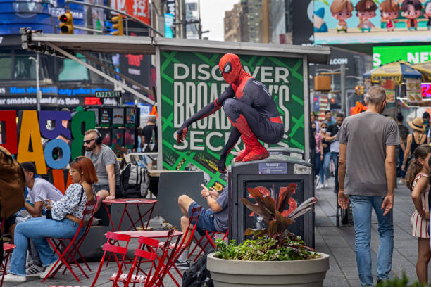 imitatore di spiderman in posa su un bidone della spazzatura - spiderman foto e immagini stock