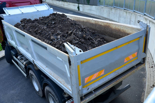 the driver of a truck with a body full of soil backed into a concrete wall. he crushed a man, a child, a woman in a careless maneuver. Driving skills drive around the construction site. a heavy cargo, backing, gray, deposit, el conductor de un camión con un cuerpo lleno de tierra apoyado en un muro de concreto. aplastó a un hombre, a un niño, a una mujer en una maniobra descuidada. las habilidades de conducción conducen alrededor del sitio de construcción. una carga pesad