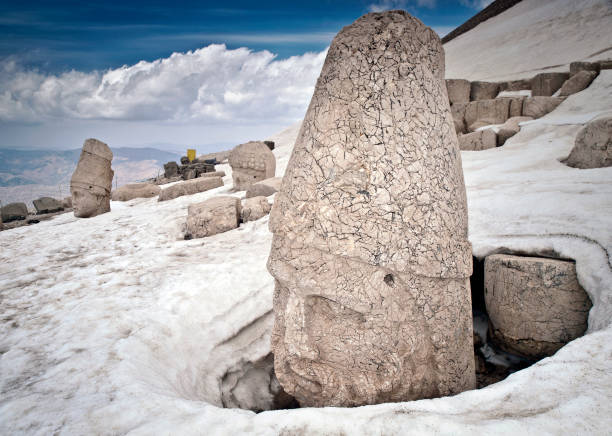 têtes de pierre de nemrut mountain - nemrud dagh mountain turkey history photos et images de collection