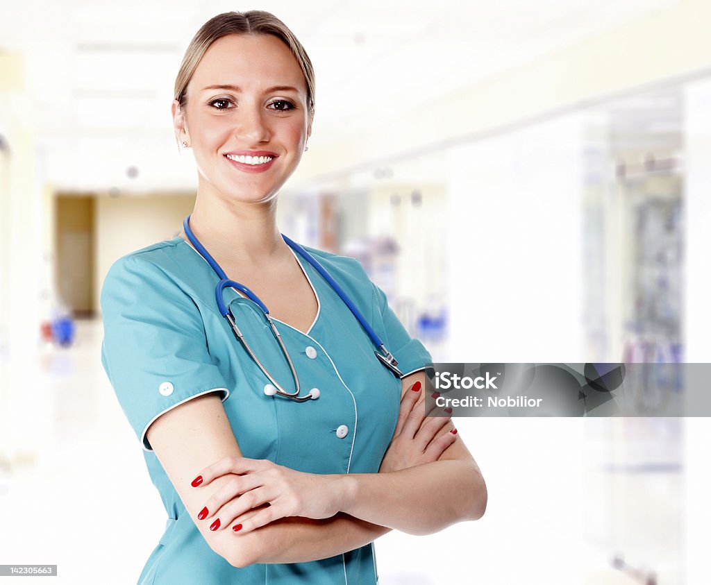 Симпатичная женщина врач в больнице. - Стоковые фото Бизнес роялти-фри