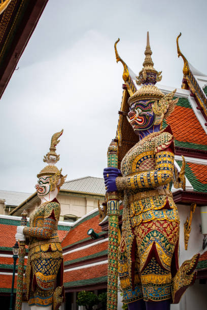 그랜드 팰리스, 방콕, 태국에서 거대한 돌 수호자. - bangkok thailand demon majestic 뉴스 사진 이미지
