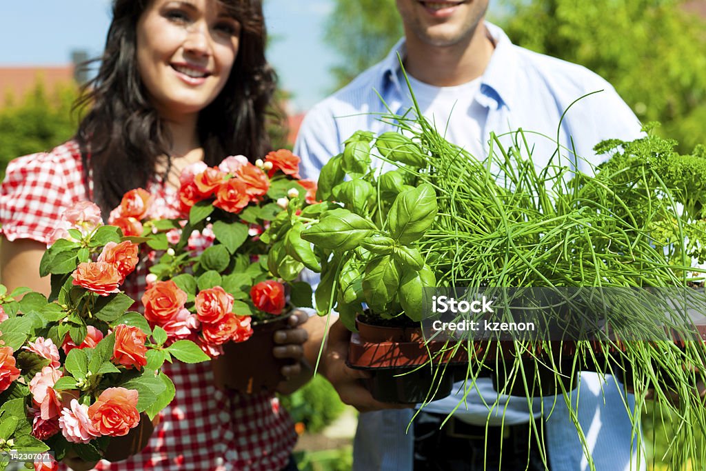 Jardín en verano-Pareja con hierbas y flores - Foto de stock de Actividades recreativas libre de derechos
