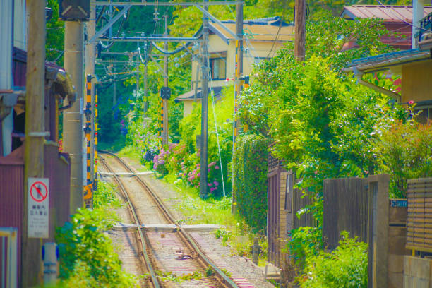 ligne de chemin de fer électrique de l’île de jiango et paysage urbain de kamakura - kamakura photos et images de collection