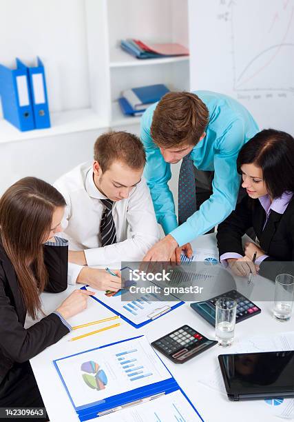 Geschäftsleute Im Büro Stockfoto und mehr Bilder von Bürobesprechung - Bürobesprechung, Arbeiten, Bericht