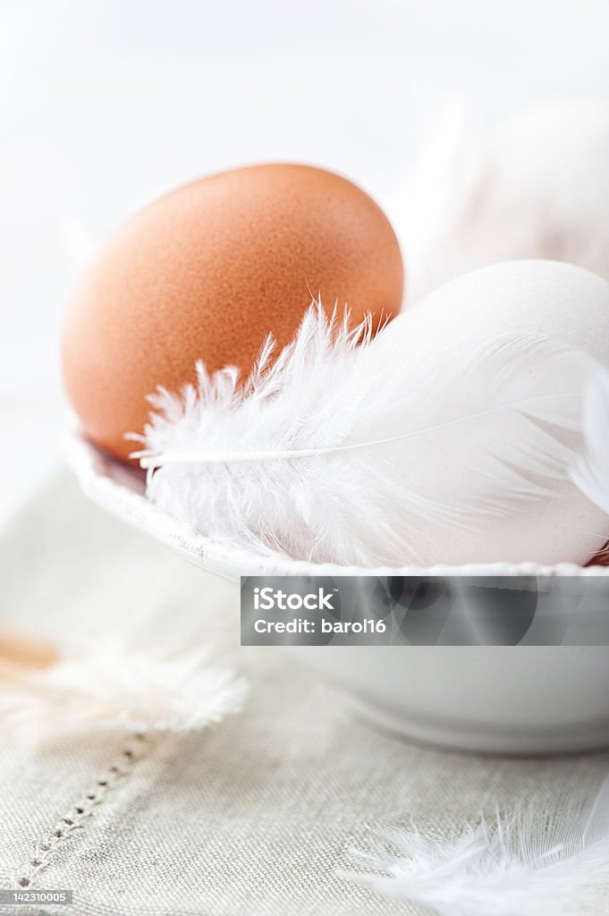 Jajka i pióra do miski - Zbiór zdjęć royalty-free (Bez ludzi)