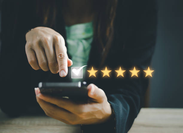 Business woman use mobile. Customer review satisfaction feedback survey concept, User give rating to service experience on online application, Customer can evaluate quality of service leading to reputation ranking of business. las mujeres de negocios usan el móvil. concepto de encuesta de retroalimentación de satisfacción de la revisión del cliente, el usuario califica la experiencia del servicio en la aplicación en línea, el cliente puede evaluar la calidad del servicio q