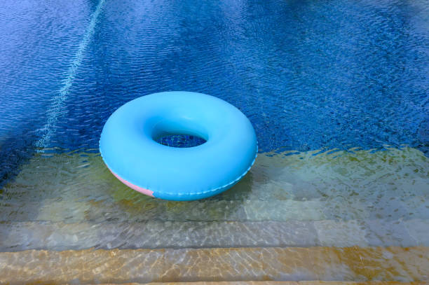 blauer schwimmring oder schlauch im pool. - inflatable inner tube toy life belt stock-fotos und bilder