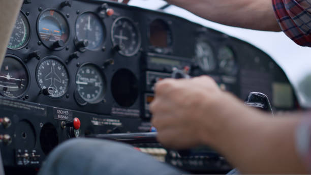 l’aviateur manuel conduisant l’avion vérifie les indicateurs du panneau de commande de près. - pilot cockpit airplane training photos et images de collection