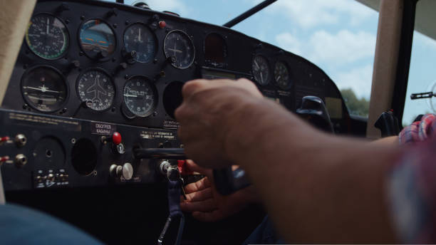 aviator se prépare à piloter un avion en gros plan dans une cabine d’avion technologique. - pilot cockpit airplane training photos et images de collection