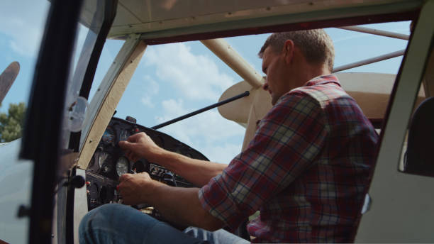 le pilote d’avion vérifie le volant du panneau de commande avant le vol de près. - pilot cockpit airplane training photos et images de collection