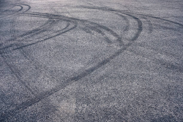 istock Abstract pattern of brake tracks on the road 1423121916