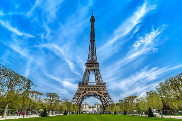 eiffelturm mit blauem himmel. klassisches pariser foto . frankreich hauptstadt. esplanade du trocadero, paris - paris france stock-fotos und bilder