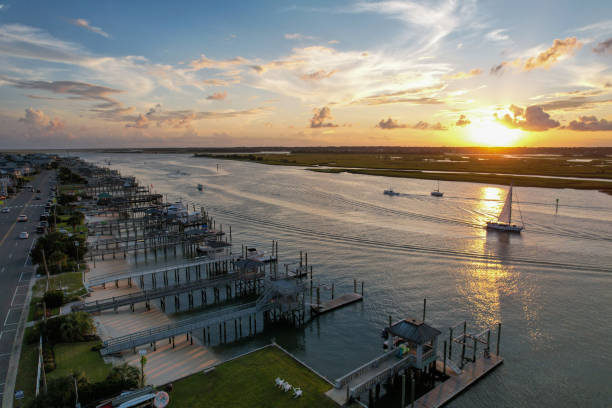 sonnenuntergang über dem intracoastal waterway. wrightsville beach, north carolina - intracoastal waterway stock-fotos und bilder