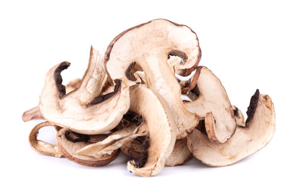 funghi secchi a fette isolati su sfondo bianco. champignons secchi. - shiitake mushroom mushroom dried food dried plant foto e immagini stock
