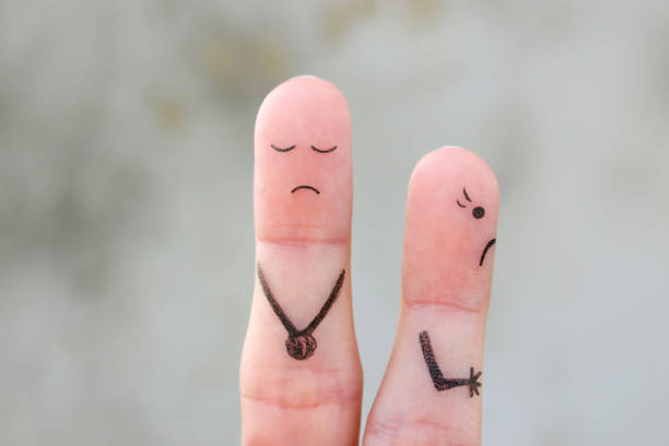 妻の指の芸術は夫を残します。離婚の概念。 - 嫌われる会話 ストックフォトと画像