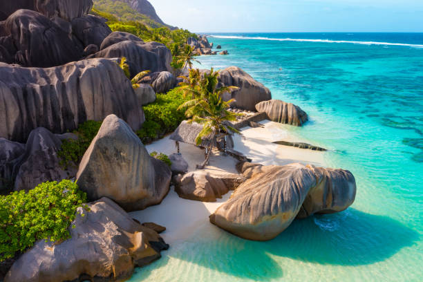 anse source d'argent - der schönste strand der seychellen. la digue island, seychellen - pazifikinseln stock-fotos und bilder