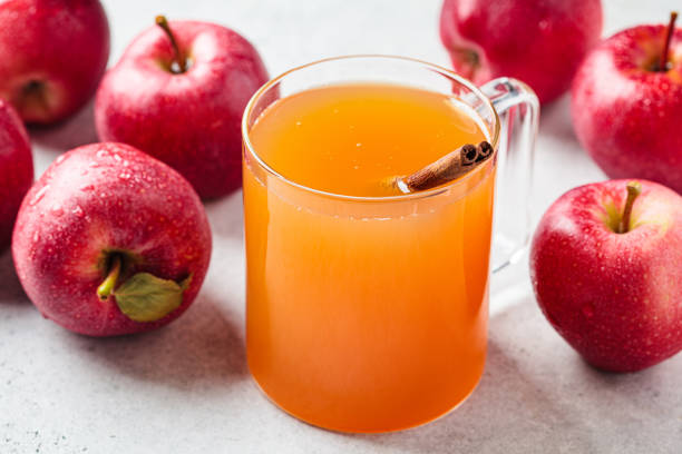 유리 컵에 수제 뜨거운 사과 사이다. 가을 또는 겨울 온난화 음료. - cider 뉴스 사진 이미지