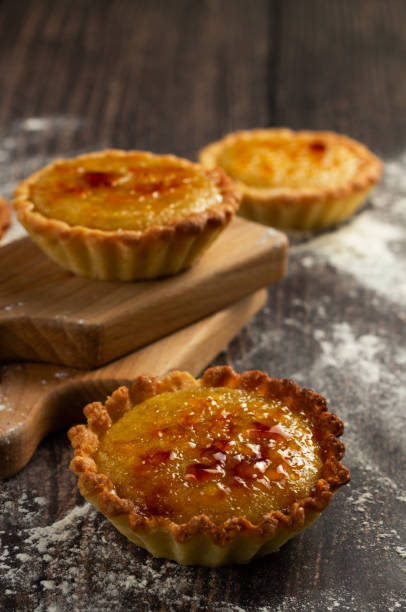 istock Tart with vanilla-pear cream brulee, top view. 1423164278