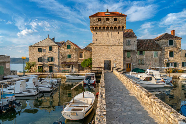 budynki na historycznej wyspie kastel gomilica w pobliżu splitu, dalmacja, chorwacja. - chorwaci zdjęcia i obrazy z banku zdjęć