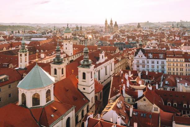 vue aérienne de la vieille ville de prague au lever du soleil en république tchèque - staré mesto photos et images de collection