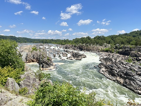 A national park on the Virginia side that overlooks the Potomac River Falls on the Maryland-Virginia border.