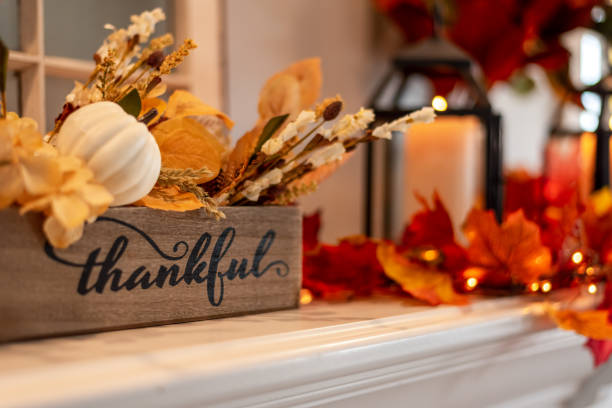 fall holiday mantel decorated with colorful leaves and twinkle lights - agradecimento imagens e fotografias de stock