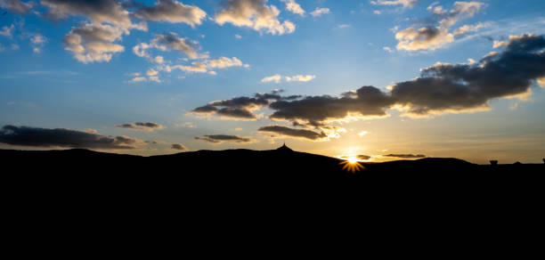 jested moutnain coucher de soleil paysage panoramique - television tower flash photos et images de collection