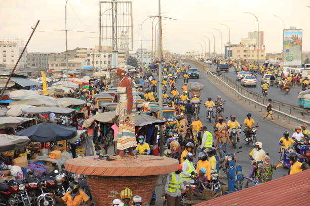 Entrance to the dantokpa market at 5 p.m. Heavy traffic at Cotonou's dantokpa market in the evening benin stock pictures, royalty-free photos & images