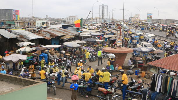 午後5時にダントクパ市場への入場 - benin ストックフォトと画像