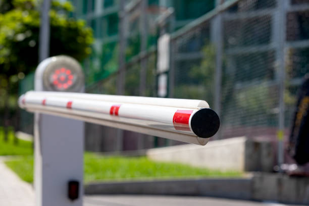 barrera de estacionamiento - boundary parking security barrier gate fotografías e imágenes de stock