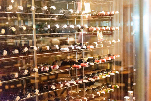 ワインワインセラー - wine cellar liquor store wine rack ストックフォトと画像