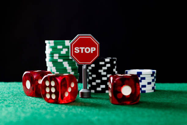 fichas de jogo e sinal de pare na mesa - compulsive gambling - fotografias e filmes do acervo