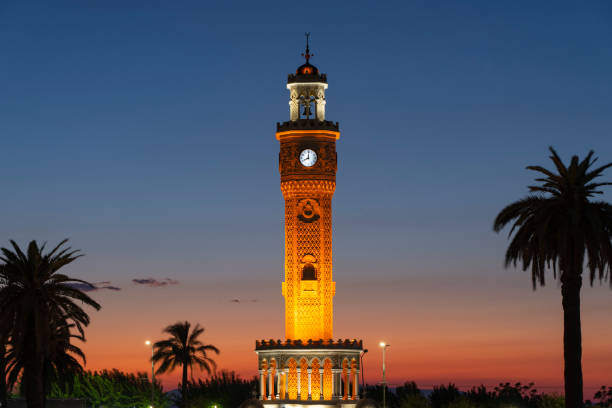 torretta dell'orologio di izmir nell'ora del tramonto, centro di konak, smirne turchia - izmir turkey konak clock tower foto e immagini stock
