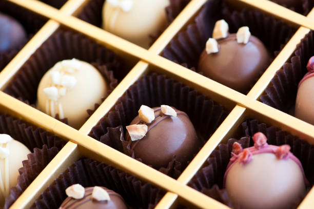 caramella al cioccolato  - chocolate almond foods and drinks white chocolate foto e immagini stock