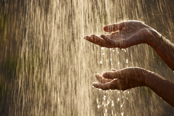 le mani della donna sotto l'acqua che cade! - shower falling water water falling foto e immagini stock