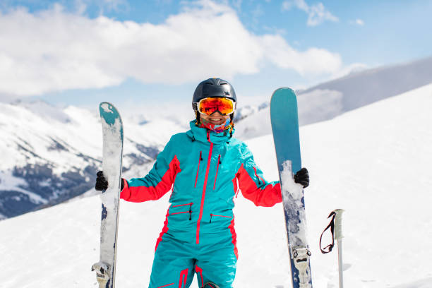 mujer adulta joven esquiando en las montañas - skiing snow skiing helmet fun fotografías e imágenes de stock