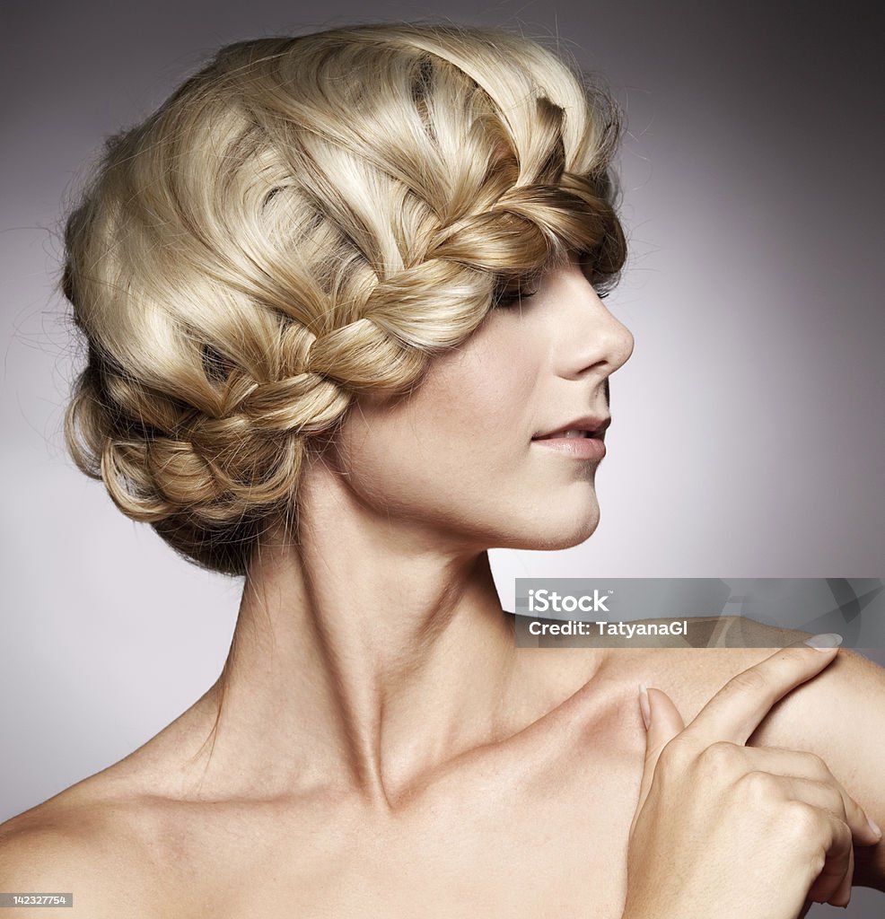 Bella mujer con peinado elegante - Foto de stock de 20 a 29 años libre de derechos