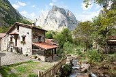 blick-auf-das-dorf-bulnes-in-den-picos-de-europa-im-nationalpark-in-asturien-spanien.jpg?b=1&s=170x170&k=20&c=Mawgt63wpi28v0xjETW8fvsmsTeErhDfZ13Z4vp_smE=