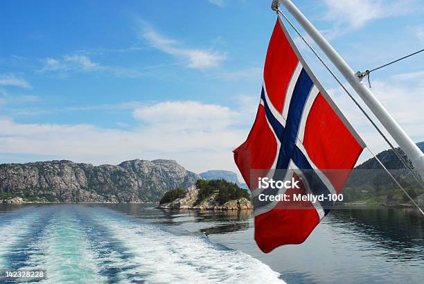 Vela Attraverso Norvegia - Fotografie stock e altre immagini di Acqua - Acqua, Ambientazione esterna, Andare in barca a vela