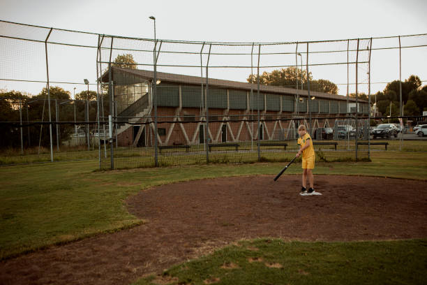 бейсбольная девушка на бриллианте с бейсбольной битой - baseball diamond стоковые фото и изображения