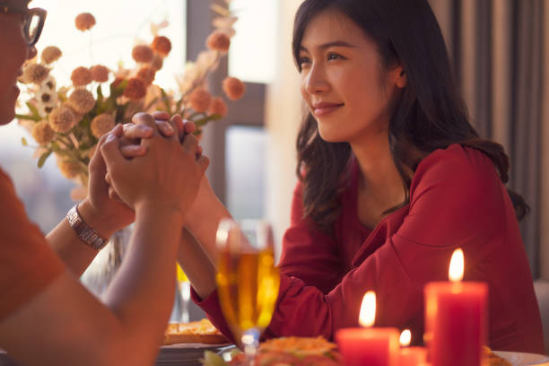 一緒に夕食を食べるアジアの若いカップル - ボーイフレンド ストックフォトと画像