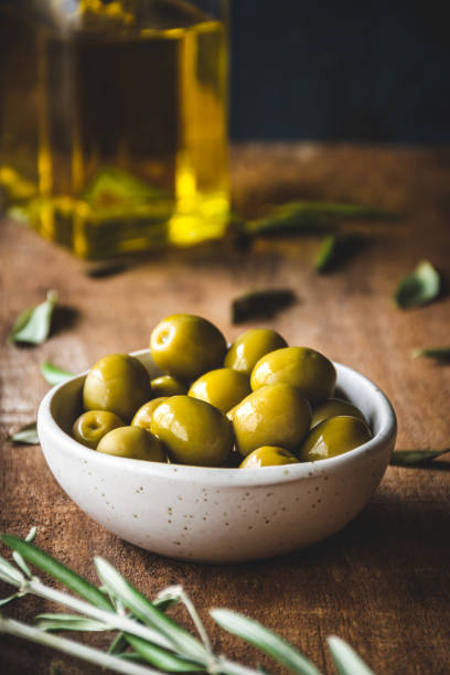 olives vertes - spanish olive photos et images de collection