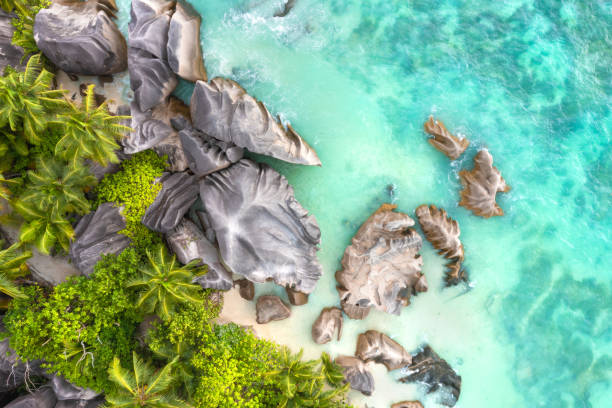 anse source d'argent - the most beautiful beach of seychelles. la digue island, seychelles - flag of seychelles imagens e fotografias de stock